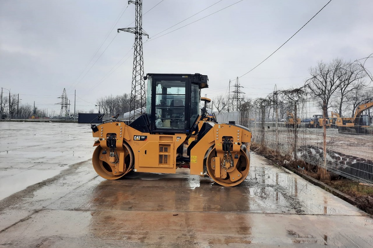 CAT CB7