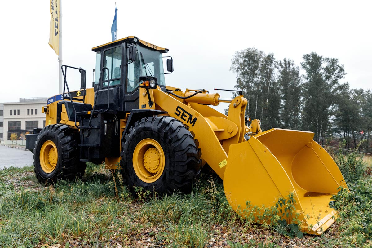 Обзор фронтального погрузчика SEM 655D